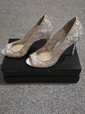 Elegant Women's Ivory Lace Peep-Toe High Heels Betsey Johnson Blue Sole 7.5